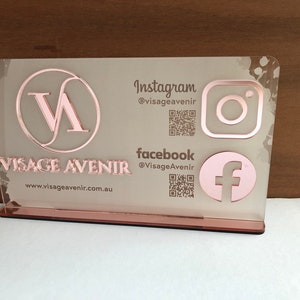 Tabliczka i logo do mediów społecznościowych dla firm (całość akrylowa) – personalizowane