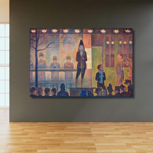 Op de afbeelding: Een grote ingelijste print van een pointillistisch schilderij dat een toneelvoorstelling uitbeeldt. Het kunstwerk toont figuren op het podium en in het publiek, met een gedempt kleurenpalet van blauw, groen en bruin. De stijl doet denken aan de kunst van eind 19e eeuw.