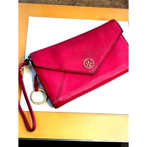 Bolsa tipo envelope de couro vermelho Tory Burch com detalhes dourados e compartimentos para vários cartões - observe o estado razoável