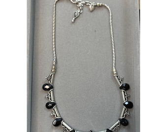 Naszyjnik Brighton Silver: czarne koraliki w kształcie łezki, zapięcie w kształcie serca (16-18 cali)