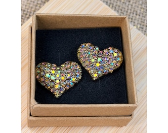 Goudkleurige hartvormige strass-oorbellen met studs in presentatiedoos
