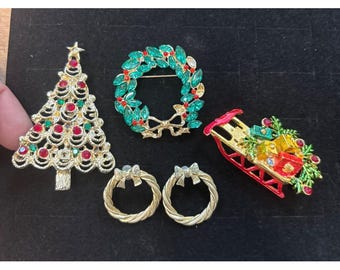 Vintage Christmas Brooches & Earrings Set Gold-Tone Wreath Tree Sleigh Holiday Jewelry