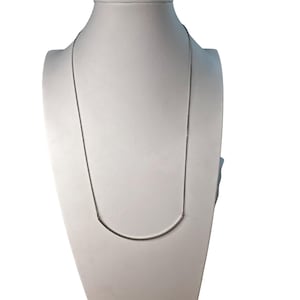 Minimalistische silberfarbene Gliederkette mit texturiertem Halbmond Anhänger