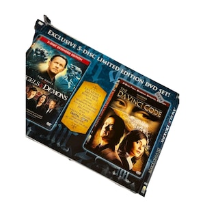 Puede incluir: Set de DVD de edición limitada de 5 discos con las películas "Ángeles y Demonios" y "El Código Da Vinci." El embalaje incluye el texto "2-Disc Extended Edition" y "Digital Copy."