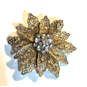 Vintage goldfarbene Blumenbrosche mit klaren Strasssteinen und kompliziertem filigranem Design, 3 Zoll breit