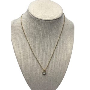Collana con ciondolo a forma di cuore color oro con pietra trasparente su catena