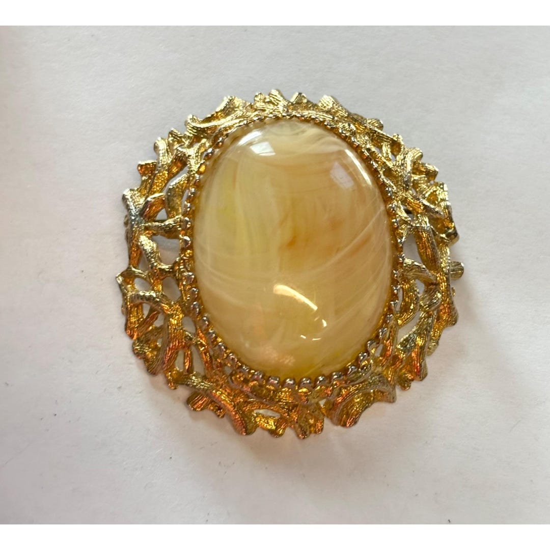 希少　【vintage 】GG stone gold broach Large Vintage Gold-tone Oval Brooch With Yellow Swirled Stone
