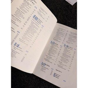 Op de afbeelding: Open boek met witte pagina's vol zwarte tekst en cijfers. Het boek is opengeslagen op een spread met de titels "Using Collections" en "User Controls". Paginanummers zijn zichtbaar.