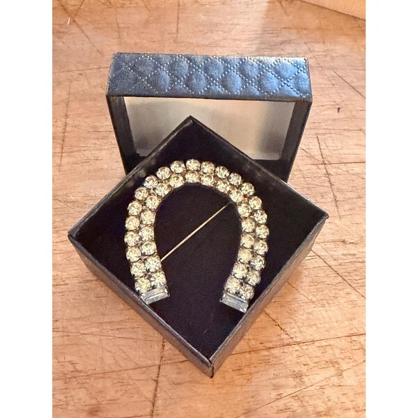 Broche de herradura vintage con diamantes de imitación en tono plateado, 5 cm, brillante, accesorio de joyería, diseño elegante.