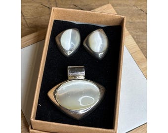 Silver-Tone White Mother Of Pearl Pendant & Earrings Jewelry Set In Gift Box