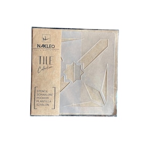 Puede incluir: Un paquete de plantillas de la colección Tile. Las plantillas son de plástico transparente con formas y patrones geométricos. El paquete tiene un respaldo de cartón marrón con el nombre de la marca y los detalles del producto impresos.