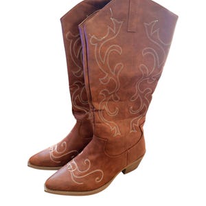Botas vaqueras de estilo western en piel sintética marrón con diseño bordado, cremallera lateral y tacón apilado - Talla 40 (9-10)