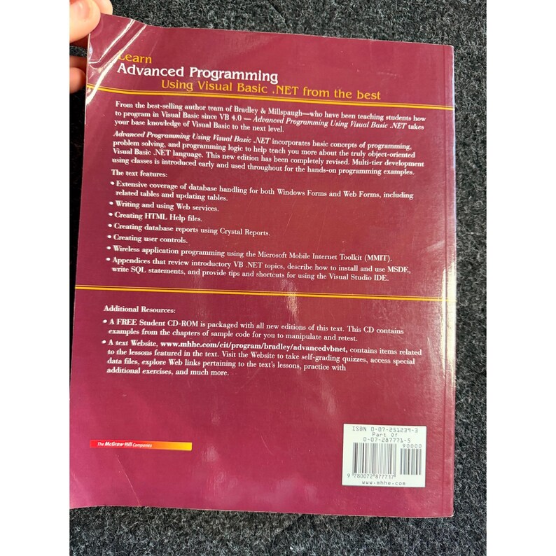 Op de afbeelding: Een boek getiteld "Advanced Programming Using Visual Basic .NET" met een rode en gele omslag. De omslag van het boek bevat tekst die de inhoud en kenmerken van het boek beschrijft, inclusief databaseverwerking en webdiensten.