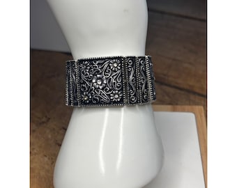 Vintage Ornate Silver-Tone Stretch Bracelet With Filigree Floral Design