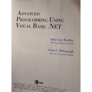 Op de afbeelding: Een boek met de titel "ADVANCED PROGRAMMING USING VISUAL BASIC .NET" wordt getoond. De auteurs zijn Julia Case Bradley en Anita C. Millspaugh, beiden van Mt. San Antonio College. Het McGraw-Hill Irwin-logo is zichtbaar.