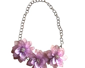 Naszyjnik z motywem kwiatów z fioletowymi płatkami akrylowymi i kryształkami górskimi na łańcuszku w odcieniu złota