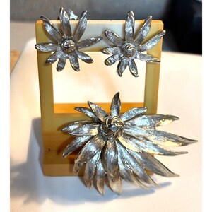 Vintage Silver-Tone Floral Brooch & Clip-On Earrings Jewelry Set
