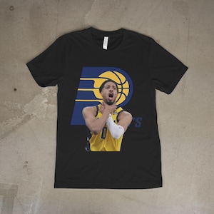 Könnte beinhalten: Schwarzes T-Shirt mit einer Grafik eines Basketballspielers in einem gelben Trikot mit dem Logo der Indiana Pacers. Der Spieler wird mit seinen Händen um den Hals dargestellt. Das Wort "S" ist auf der rechten Seite des T-Shirts zu sehen.