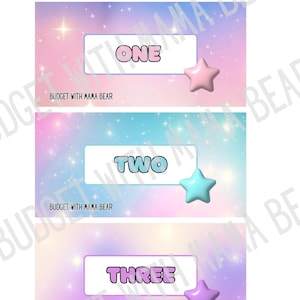 Puede incluir: Tres tarjetas coloridas con las palabras "ONE", "TWO" y "THREE" en letras de burbujas. Cada tarjeta tiene un fondo pastel con una estrella y el texto "BUDGET WITH MAMA BEAR".