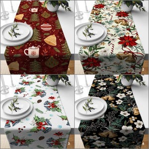 Könnte beinhalten: Vier weihnachtliche Tischläufer mit festlichen Mustern. Designs umfassen Ornamente, Glocken, Bäume und Weihnachtsstern in Rot, Weiß und Grün. Jeder Läufer ist rechteckig und wird auf einem Tisch mit Tellern und Grünzeug präsentiert.