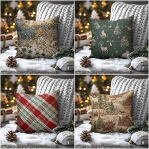 Könnte beinhalten: Vier dekorative Zierkissen mit festlichen Designs. Die Kissen zeigen verschiedene Muster, darunter ein himmlisches Design, eine Waldszene mit Hirschen, ein rot-grünes Karomuster und eine Winterlandschaft mit Hütten und Bäumen. Die Kissen werden auf einer weißen Oberfläche präsentiert.