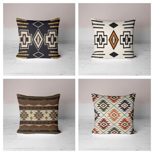 Op de afbeelding: Vier decoratieve kussens met geometrische patronen. De kussens hebben een verscheidenheid aan kleuren, waaronder zwart, wit, bruin, oranje, rood, blauw en groen. De patronen zijn geïnspireerd op Native American designs.