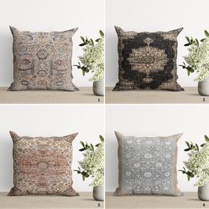 Op de afbeelding: Vier decoratieve kussens met verschillende patronen. De kussens zijn allemaal vierkant en hebben een neutrale kleurenpalet. De kussens zijn gerangschikt in een rasterpatroon op een houten oppervlak.