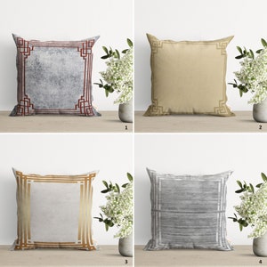 Op de afbeelding: Vier decoratieve kussens met geometrische patronen. De kussens zijn gerangschikt in een rasterpatroon op een houten oppervlak. De kussens zijn in verschillende kleuren en patronen, waaronder grijs, beige en wit.