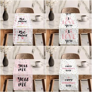 Op de afbeelding: Vier verschillende Valentijnsdag-tafelrunners met roze en gouden harten en tekst. De tafelrunners bevatten de zinnen "Be mine", "I love you forever", "You and Me" en "Happy Valentine's Day".