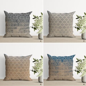 Op de afbeelding: Vier decoratieve kussens met een geometrisch patroon in tinten blauw en beige. De kussens zijn gerangschikt in een raster op een houten oppervlak.