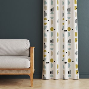 Pode incluir: Cortinas brancas com um padr&atilde;o geom&eacute;trico de c&iacute;rculos, semic&iacute;rculos e tri&acirc;ngulos em tons de azul, amarelo e cinza.