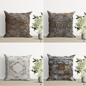 Op de afbeelding: Vier decoratieve kussens met verschillende patronen. De kussens zijn allemaal vierkant en hebben een neutrale kleurenpalet van beige, bruin en grijs. De patronen zijn abstract en geometrisch.