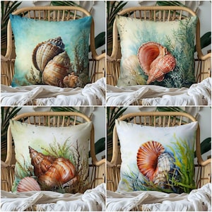 Może przedstawiać: Zestaw czterech dekoracyjnych poduszek z akwarelowymi wzorami muszli. Każda poduszka prezentuje inny układ muszli na tle roślin wodnych i różnych odcieni niebieskiego i zielonego.