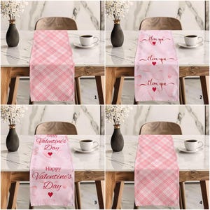 Könnte beinhalten: Vier verschiedene rosa und weiße Tischläufer mit Valentinstag-Motiven. Die Designs beinhalten "Happy Valentine's Day" und "I love you".
