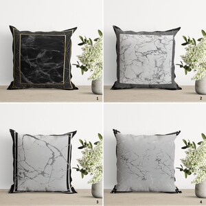 Op de afbeelding: Vier decoratieve kussens met verschillende marmerpatronen. De kussens hebben zwarte, witte en grijze marmerpatronen met gouden en zwarte bies.