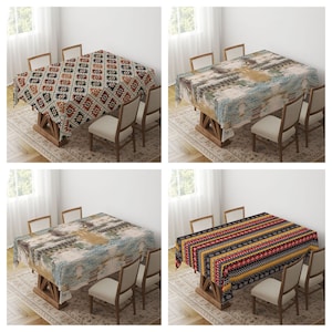 Può includere: Quattro tovaglie diverse con vari motivi geometrici. Le tovaglie sono esposte su tavoli di legno con sedie. I motivi includono un design geometrico colorato, un design astratto blu e marrone, un design astratto blu e marrone e un design a strisce nero, rosso e giallo.