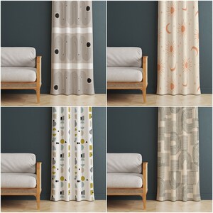 Pode incluir: Quatro pain&eacute;is de cortina diferentes com v&aacute;rios padr&otilde;es geom&eacute;tricos. Os pain&eacute;is s&atilde;o bege, branco e creme com detalhes em preto, cinza, azul e amarelo. Os pain&eacute;is est&atilde;o pendurados em frente a uma parede azul escura e uma cadeira de madeira est&aacute; em frente a cada painel.