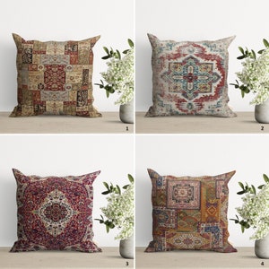 Op de afbeelding: Vier decoratieve kussens met verschillende patronen. De kussens zijn allemaal vierkant en hebben een verscheidenheid aan kleuren, waaronder rood, blauw, groen en geel. De kussens zijn gerangschikt in een rasterpatroon op een houten oppervlak.