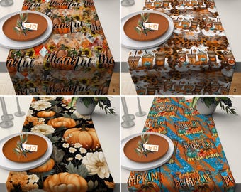 Pode incluir: Quatro designs diferentes de caminhos de mesa. O primeiro caminho de mesa apresenta um fundo marrom e laranja com as palavras "thankful" e "the" repetidas. O segundo caminho de mesa apresenta um fundo de estampa animal marrom e laranja com xícaras de café e abóboras. O terceiro caminho de mesa apresenta um fundo preto com flores brancas, folhas verdes e abóboras laranja. O quarto caminho de mesa apresenta um fundo azul e laranja com as palavras "pumpkin in the patch" repetidas.