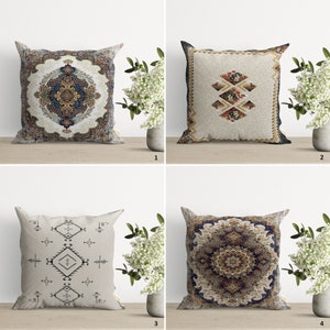 Op de afbeelding: Vier decoratieve kussens met verschillende patronen. De kussens zijn allemaal rechthoekig en hebben een witte achtergrond. De patronen zijn allemaal geometrisch en bevatten een verscheidenheid aan kleuren, waaronder blauw, rood, geel en bruin.