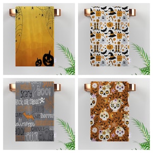 Op de afbeelding: Vier verschillende Halloween-themakookhanddoeken. De eerste handdoek is geel met een zwart spinnenweb en twee zwarte pompoenen. De tweede handdoek is wit met een herhalend patroon van zwarte vleermuizen, heksen, pompoenen en snoepstokken. De derde handdoek is grijs met zwarte en witte tekst die zegt "Scary Boo! Rick or treat ghouls chills horror Halloween ghouls RIP BOO! HORROR". De vierde handdoek is oranje met een herhalend patroon van zwart-witte suiker schedels, zwarte bloemen en groene bladeren.