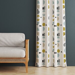 Pode incluir: Cortinas brancas com um padr&atilde;o geom&eacute;trico de c&iacute;rculos, semic&iacute;rculos e tri&acirc;ngulos em tons de azul, amarelo e cinza.