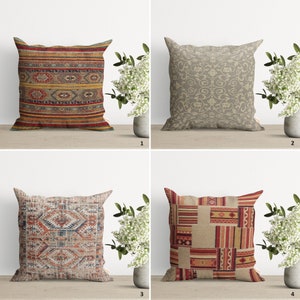 Op de afbeelding: Vier verschillende decoratieve kussens met verschillende patronen. De kussens zijn allemaal vierkant en hebben een neutrale achtergrond met kleurrijke patronen. De patronen omvatten geometrische vormen, bloemenmotieven en abstracte patronen.