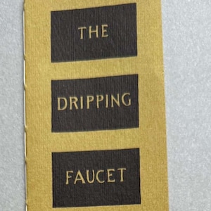 Puede incluir: Una cubierta de libro dorada con texto negro que dice "The Dripping Faucet, Fourteen Hundred & Fifty Eight Tiny, Tedious, & Terrible Tales, Edward Gorey". La cubierta presenta una ilustración en blanco y negro de un grifo que gotea.