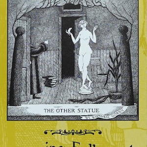 Puede incluir: Portada de libro con fondo amarillo y texto negro. El título es "Death, Theft & Intrigue: A Gorey Tale". El subtítulo es "Coming Fall 2001: Ascending Peculiarity Edward Gorey on Edward Gorey". La portada presenta una ilustración en blanco y negro de un hombre con un abrigo largo de pie en una puerta. El texto "Interviews selected and edited by Karen Wilkin" está en la parte inferior de la portada. El logotipo de Harcourt está debajo del texto.