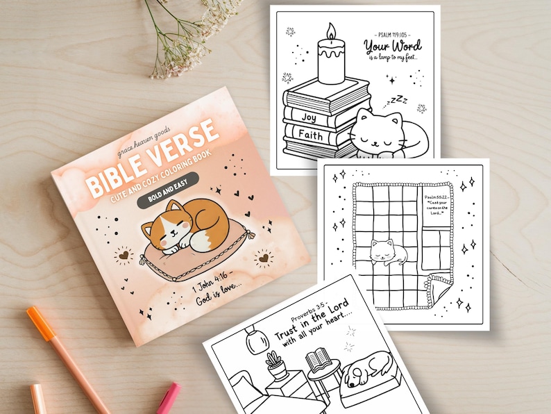 Puede incluir: Un libro para colorear con una portada rosa que presenta un gato durmiendo en una almohada. El texto de la portada dice "Bible Verse Cute and Cozy Coloring Book Bold and Easy". El libro incluye ilustraciones de gatos, velas y libros con vers&iacute;culos b&iacute;blicos.