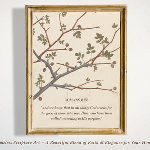 Könnte beinhalten: Ein gerahmter Druck mit einer botanischen Illustration eines Zweigs mit Blättern und Beeren. Der Druck zeigt den Bibelvers Römer 8,28: "Wir wissen aber, dass denen, die Gott lieben, alle Dinge zum Guten dienen, denen, die nach seinem Vorsatz berufen sind."