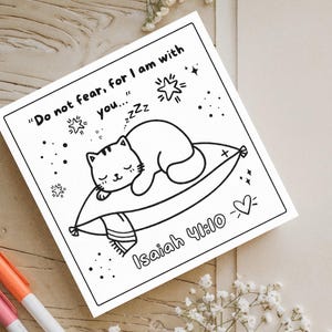 Puede incluir: P&aacute;gina para colorear en blanco y negro con un gato durmiendo en una almohada con estrellas y la cita "No temas, porque yo estoy contigo..." y la escritura Isa&iacute;as 41:10.