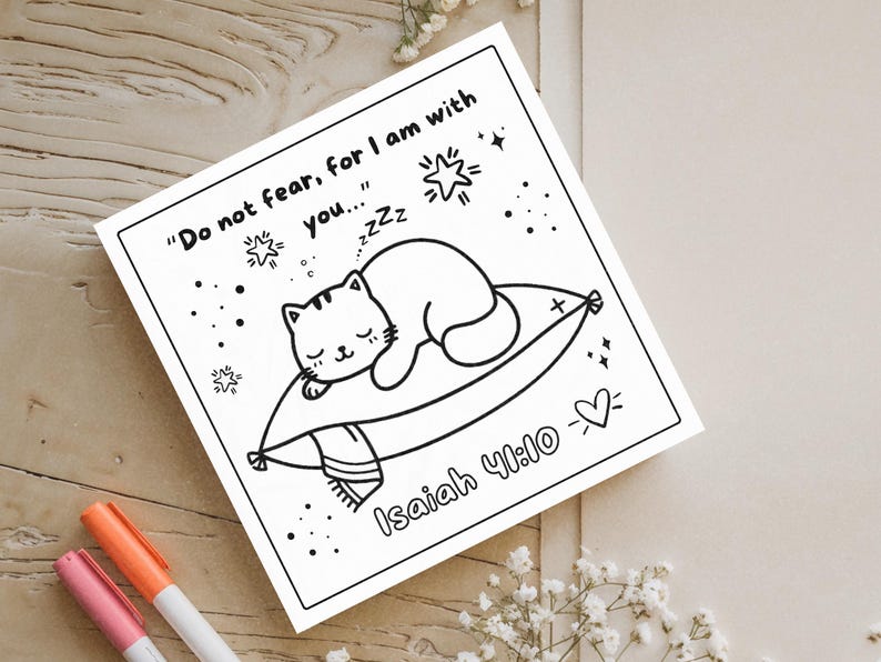 Puede incluir: P&aacute;gina para colorear en blanco y negro con un gato durmiendo en una almohada con estrellas y la cita "No temas, porque yo estoy contigo..." y la escritura Isa&iacute;as 41:10.