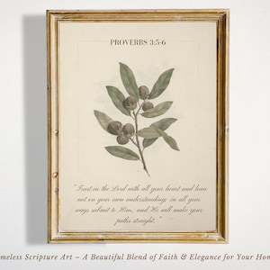 Könnte beinhalten: Ein gerahmter Druck mit einer botanischen Illustration eines belaubten Zweigs mit dunkelgrünen Blättern und kleinen braunen Beeren. Der Druck zeigt den Text "Sprüche 3:5-6" und ein Zitat aus der Bibel: "Vertraue dem Herrn von ganzem Herzen und verlass dich nicht auf deinen Verstand; erkenne ihn auf allen deinen Wegen, und er wird deine Pfade ebnen."